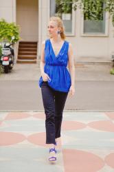 A little sign & a summerly silk top paired with a hip jeans