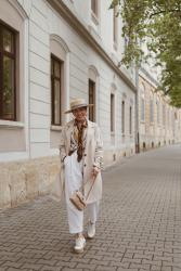 Tinuta de vara: pantaloni albi, poseta de rafie, palarie si un trench de in 