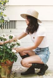 IN THE GARDEN - HOW TO MAKE A BEAUTIFUL FLOWER BED