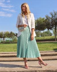 Falda midi verde y blazer blanco