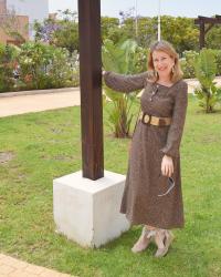 Look con vestido marrón de lunares