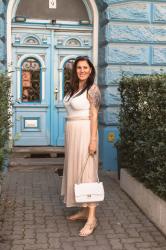 Sommer-Outfit mit rosa Maxirock und weißem Body