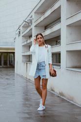 Look con americana blanca y falda denim