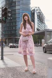 Das Hochzeitsgast-Outfit in Rosa