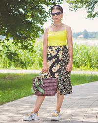 MIDI SKIRT IN CLASH PRINT 