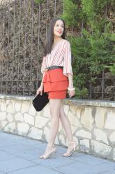 LOOK CON FALDA ROJA Y BLUSA DE RAYAS