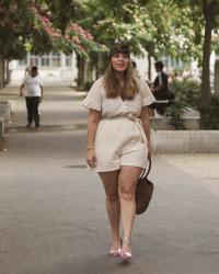 Idées de looks pour porter le short au bureau cet été.