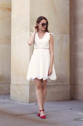 Na dwa sposoby: biała sukienka w eleganckiej stylizacji 