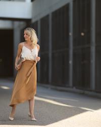 Sommer-Trend Satin: Elegantes Sommer Outfit mit Midirock und Top.