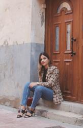 Look con americana de cuadros 