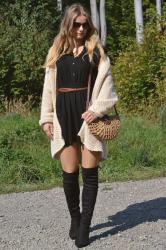 Czarne kozaki za kolano, sukienka i beżowy kardigan - pierwsza jesienna stylizacja. ♥