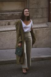 Veste kaki et pantalon vert