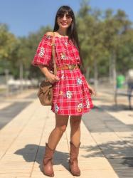 Vestido floral rojo con hombros al aire