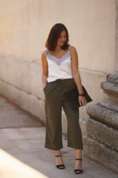 Top en dentelle et pantalon kaki