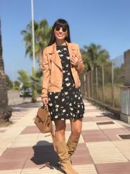 Vestido floral y Biker de Suede