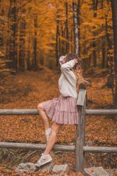 Złota jesień – pastelowa stylizacja z różową spódnicą