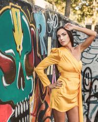 Tendenza abiti mono spalla