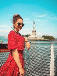 Vestido rojo de lunares en New York 