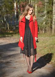 Czarna spódnica, czerwony płaszcz i moje ulubione czerwone szpilki ♥