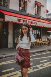 Col roulé & jupe en cuir – Elodie in Paris