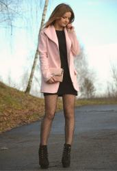 Różowy płaszcz i mała czarna. ♥