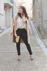 Top doré et jean noir : un look casual pour les fêtes