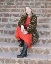 Look con rojo y leopardo