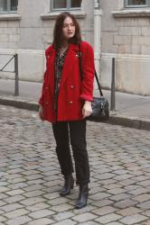 Manteau rouge et chemise en velours
