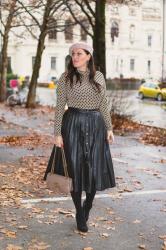 Plissee-Lederrock, Camel Coat, Richard Allan x H&M Top und Gucci Marmont