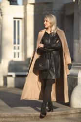 Outfit mit dem Trendmaterial 2020: Lederkleid, Camel Coat & flache Boots.