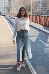 Jupe en jean et pull rose