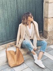 LOOK CASUAL CON ABRIGO BEIGE