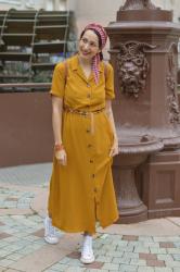 Look style vintage : robe boutonnée moutarde