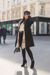 Outfit mit schwarzem Wollmantel von Hugo, Burberry Schal, Moschino Gürtel und Selma Bag von Michael Kors