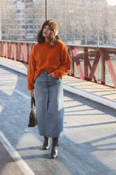 Pull orange, chapka et jupe en jean