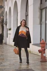 Pull coloré & Jupe satinée : du style même en hiver !