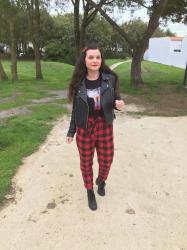 Look grunge en perfecto et pantalon tartan