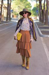 Ruffle skirt, baseball jacket: country mood outfit