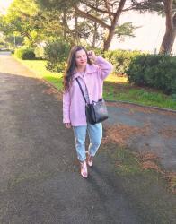 Look en manteau rose, jean et bottines roses à paillettes