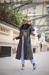 Look avec un trench noir en cuir