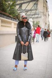 Look avec un trench noir en cuir