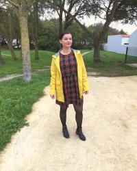 Look en ciré jaune et robe écossaise