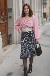 Jupe à pois et chemise rose