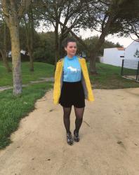 Look en ciré jaune, sweat licorne, jupe patineuse et bottines à étoiles