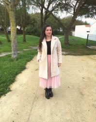 Look en manteau mouton, jupe tutu rose et bottines à lacets