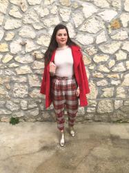 Look en manteau rouge, pantalon à carreaux et bottines dorées