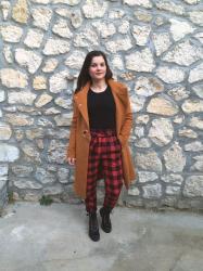 Look en manteau marron et pantalon tartan