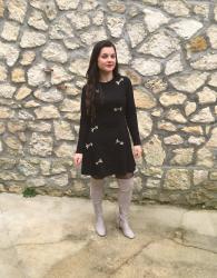 Look en robe Carven à flèches et cuissardes grises