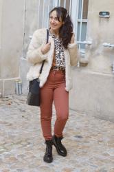 Look coloré : pantalon brique et chemise imprimée