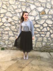 Look en sweat gris Harry Potter, jupe tutu noire et cuissardes grises